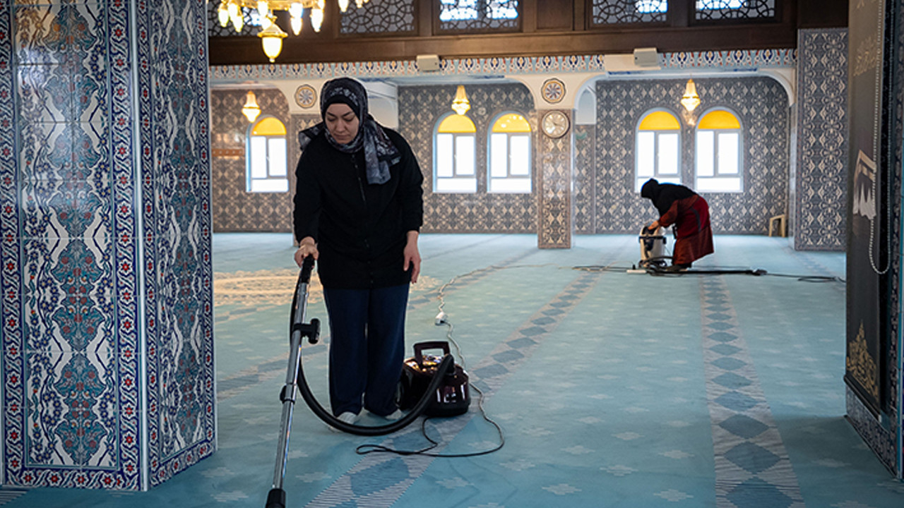 Ramazan öncesi gönüllü kadınlar camileri temizliyor