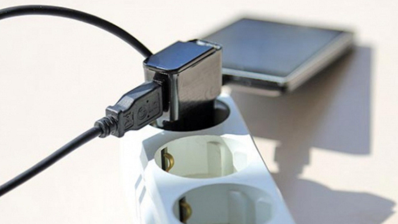 Telefon şarjdayken patladı: Ev kullanılamaz hale geldi