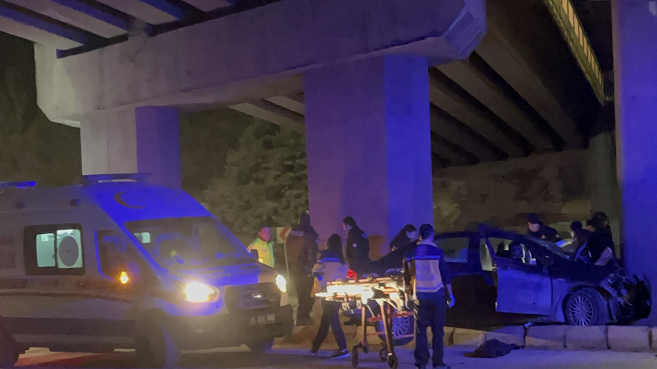 Araç beton bloğa ok gibi saplandı: 1 ölü 1 yaralı