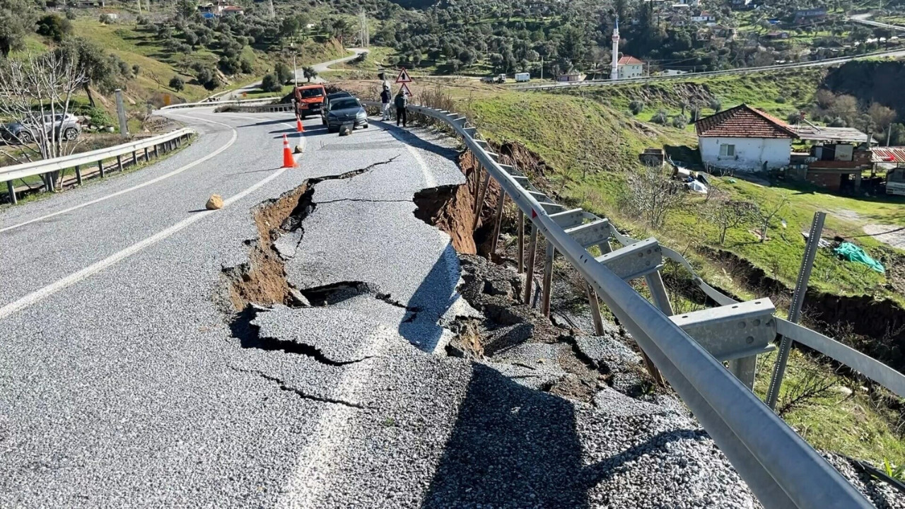 Aydın'da toprak kayması: Kara yolu kısmen çöktü