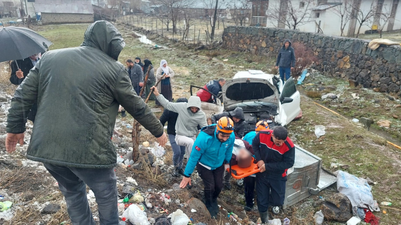 Bingöl’de kontrolden çıkan araç şarampole devrildi: 7 yaralı