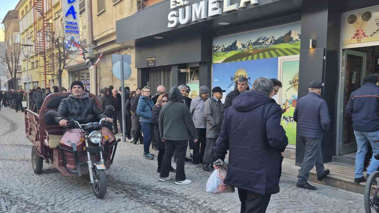 Eskişehir’de metrelerce "pide" kuyruğu