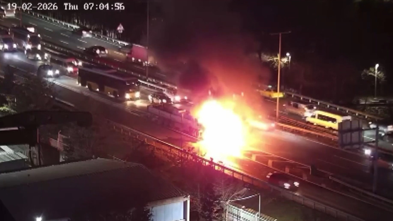 Eyüpsultan'da yanan TIR alev topuna döndü