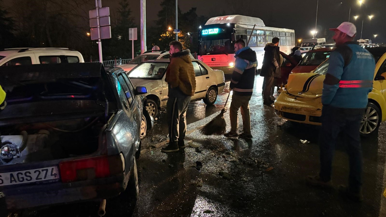 Kayseri’de zincirleme kaza: Kontrolden çıkan otomobil 5 araca çarptı