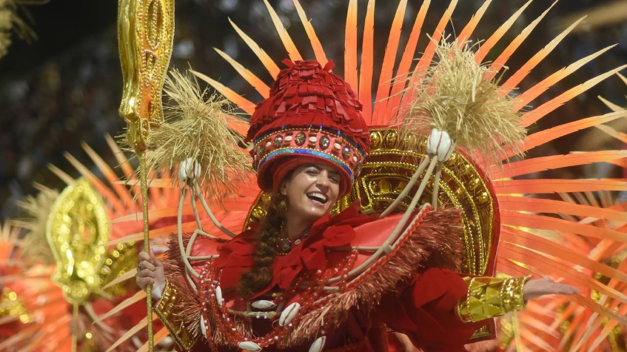 Rio Karnavalı Sambadrom’da görkemli geçitle başladı