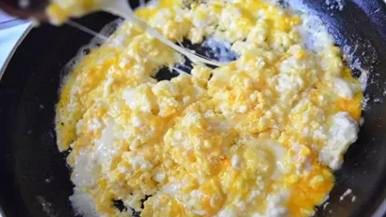 Peynirle buluşan yumurta: 4 kişilik doyurucu kahvaltı tarif