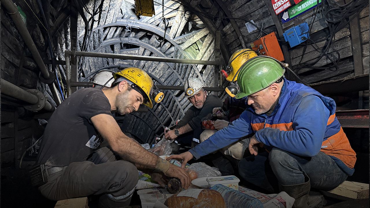 Zonguldak'ta maden işçileri ilk sahurlarını yerin metrelerce altında yaptı
