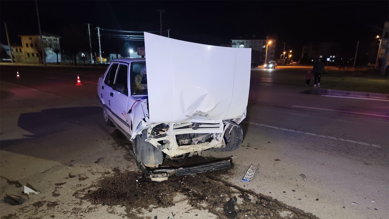 Aksaray’da iki otomobil çarpıştı: 3 yaralı