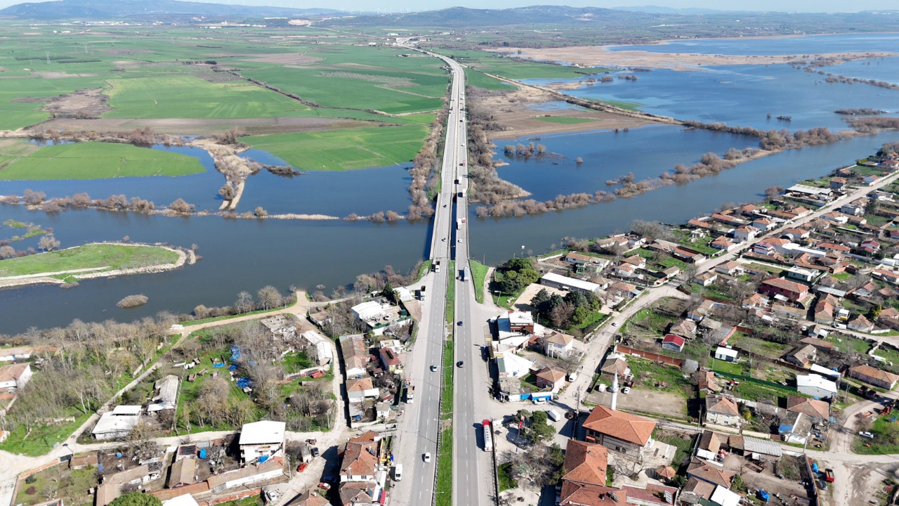 Bursa’da göl seviyesi arttı: Evlerin bahçelerini su bastı