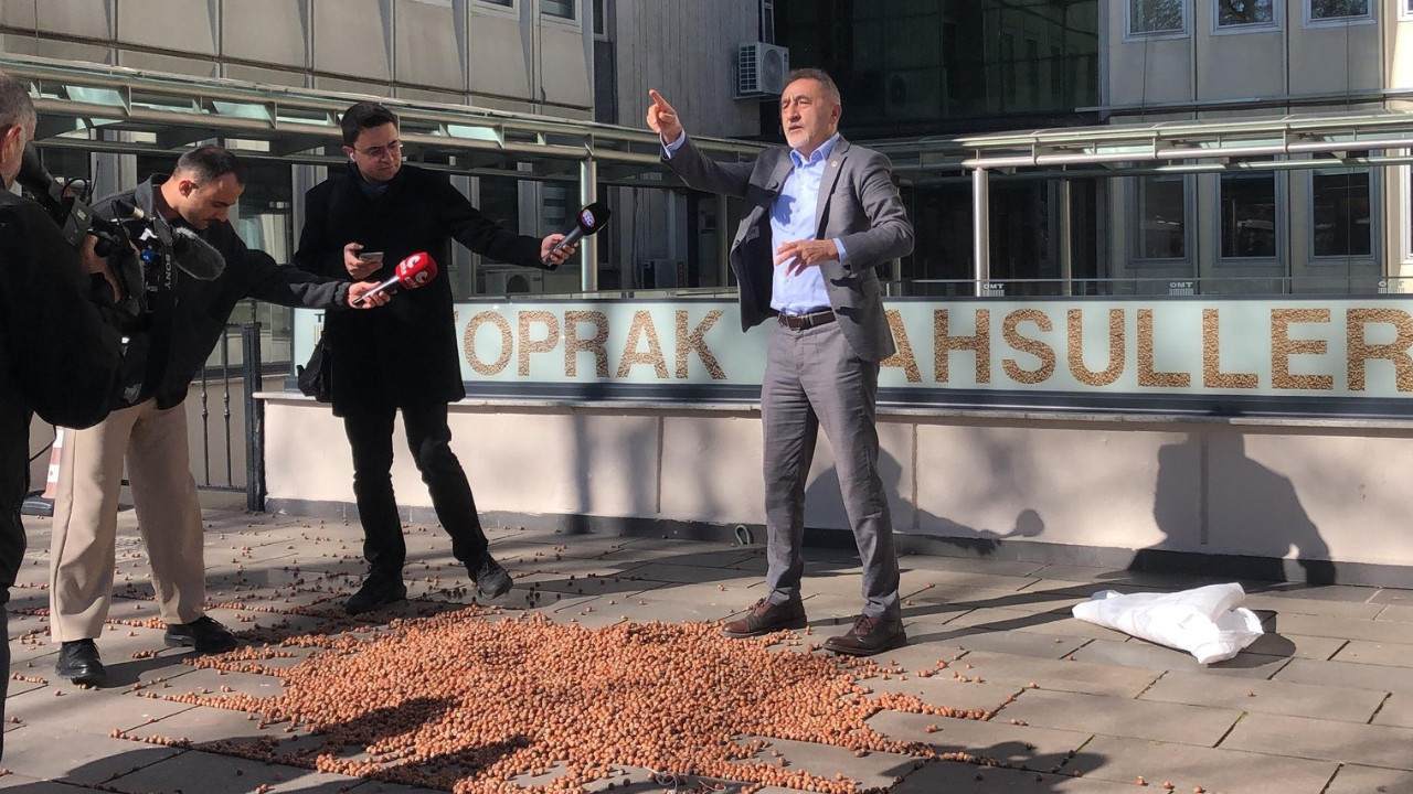 CHP’li Adıgüzel’den TMO önünde fındık protestosu: Yabancı kartele çalışıyorlar