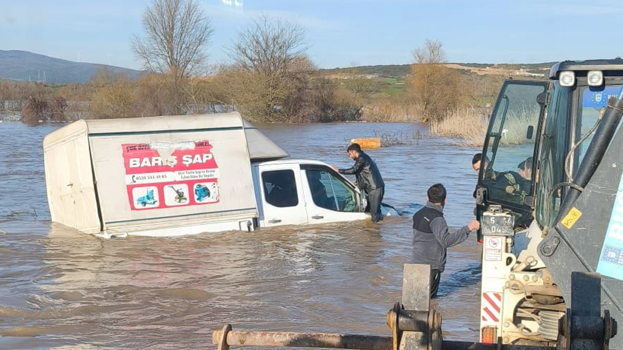Dere yatağından çıktı, kamyoneti yuttu: Bursa’da korku dolu anlar