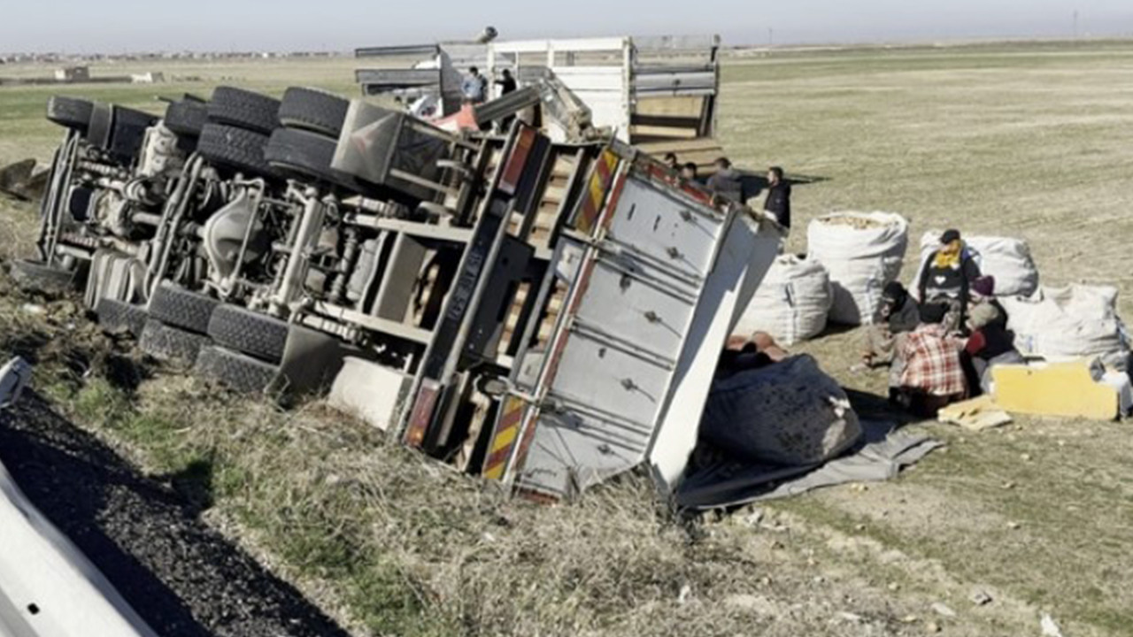 Kamyon şarampole devrildi: 1 yaralı