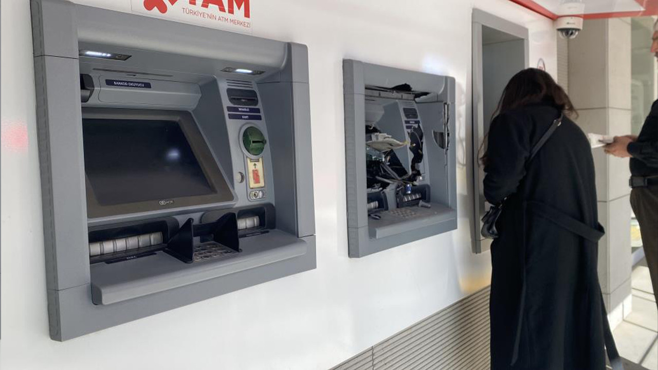 Para çekemediği ATM'ye balyozla saldırdı