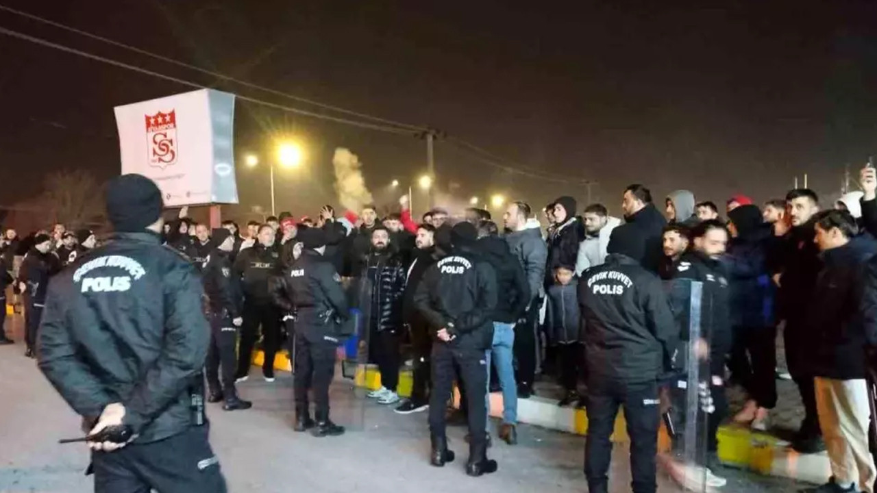 Sivasspor taraftarları Adana Demirspor beraberliği sonrası soluğu tesislerde aldı