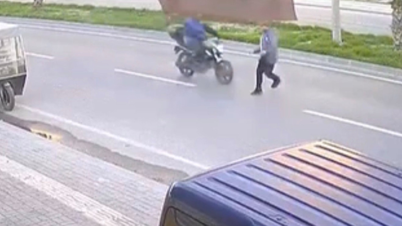 Yolun karşısına geçerken motosiklet çarptı