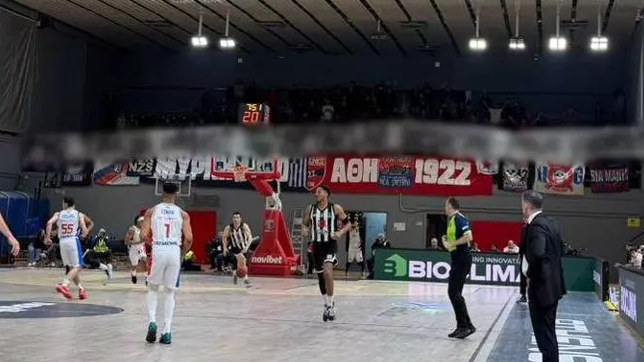 Yunan taraftarların Beşiktaş maçında açtığı pankarta komik ceza