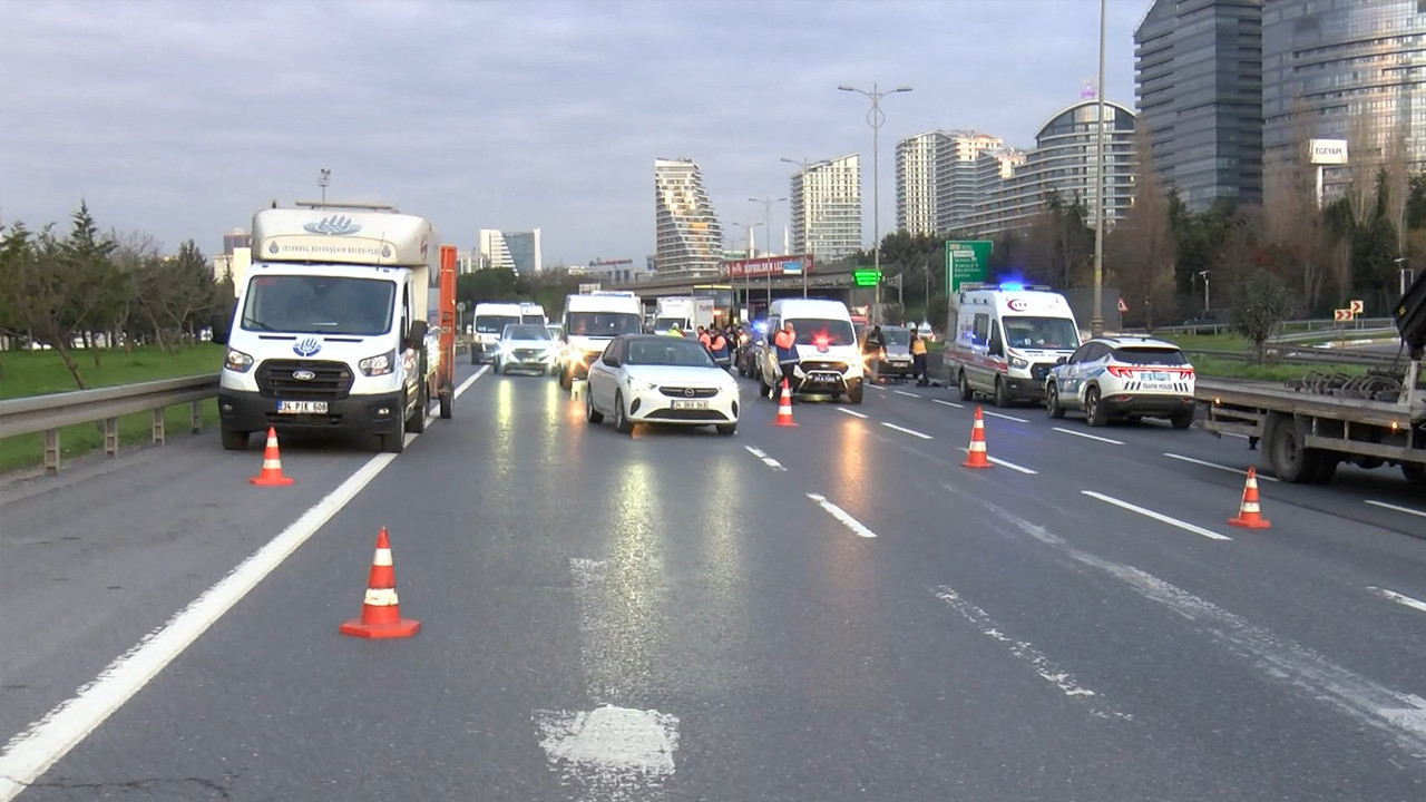 İstanbul'da otoyolda durup inen sürücü hatasının bedelini ağır ödedi: Araçlar peş peşe çarptı
