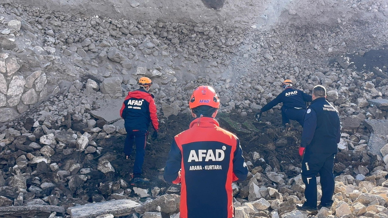 Kalede dehşet anları: Büyük gürültüyle çöktü: Niğde'nin tarihi simgelerindendi