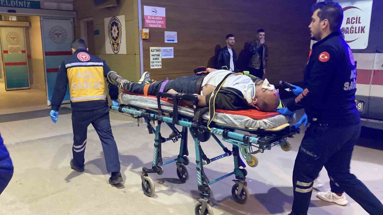 Kamyonun kasasından düşen işçi yaralandı