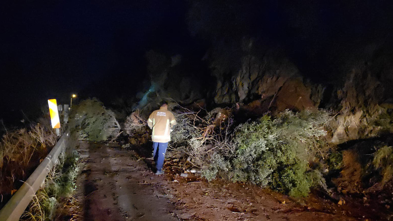Mahalle yolu heyelan nedeniyle ulaşıma kapandı