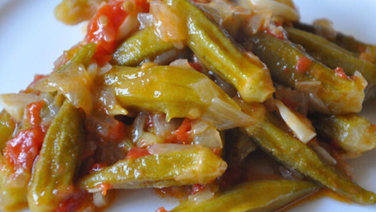 Zeytinyağlı bamya tarifi: Salçasız mı salçalı mı daha lezzetli?