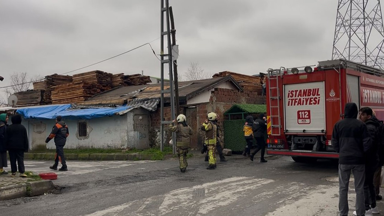 Başakşehir’de 3 katlı binanın çatısında yangın çıktı