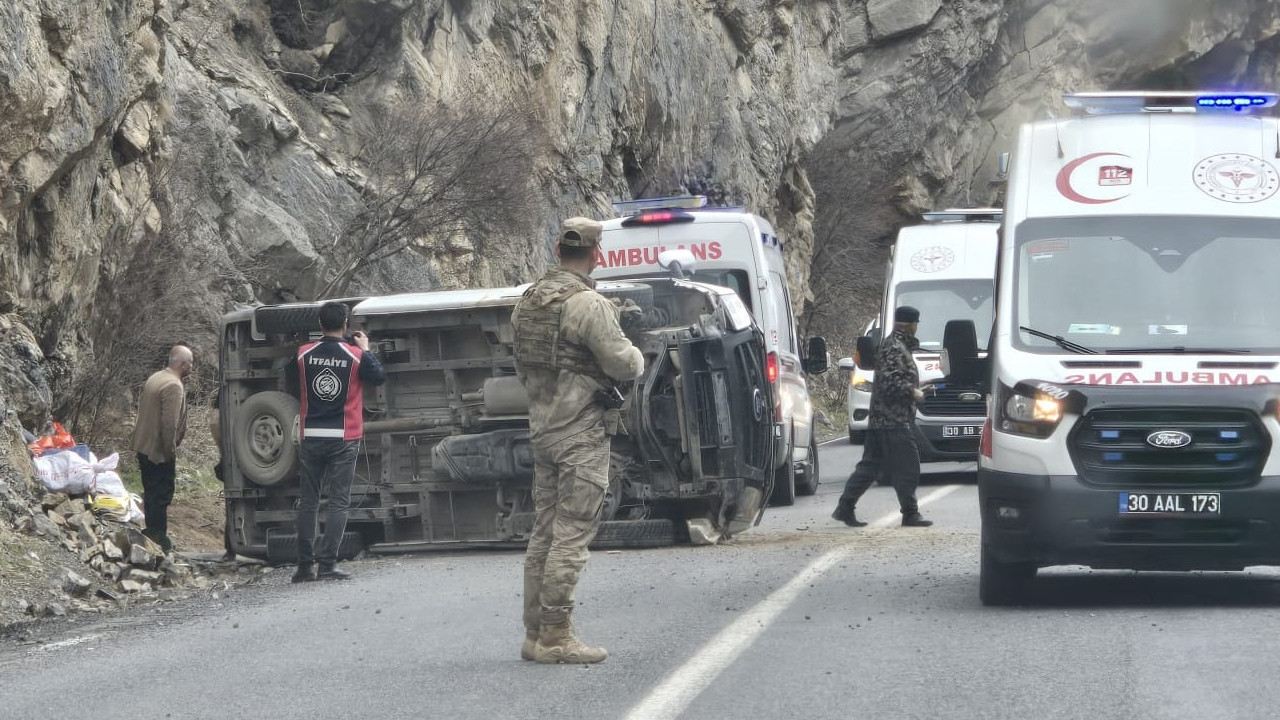 Minibüs takla attı: Çukurca yolunda can pazarı: 4 yaralı