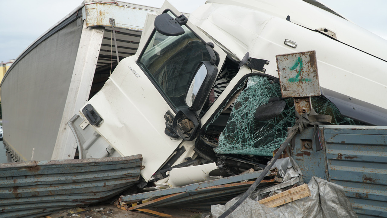 Karadeniz Sahil Yolu'nda can pazarı: İki TIR çarpıştı
