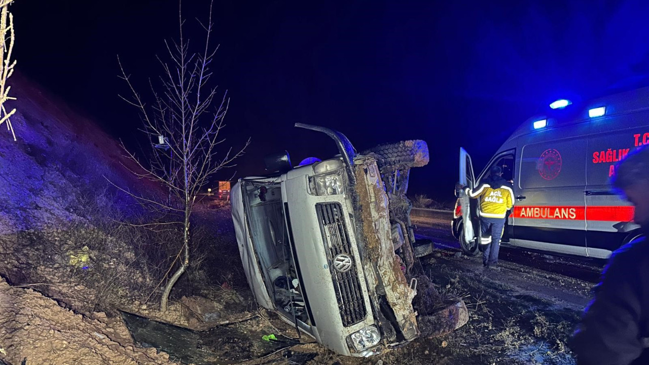 Uşak’ta işçi servisi devrildi: 17 kişi yaralandı