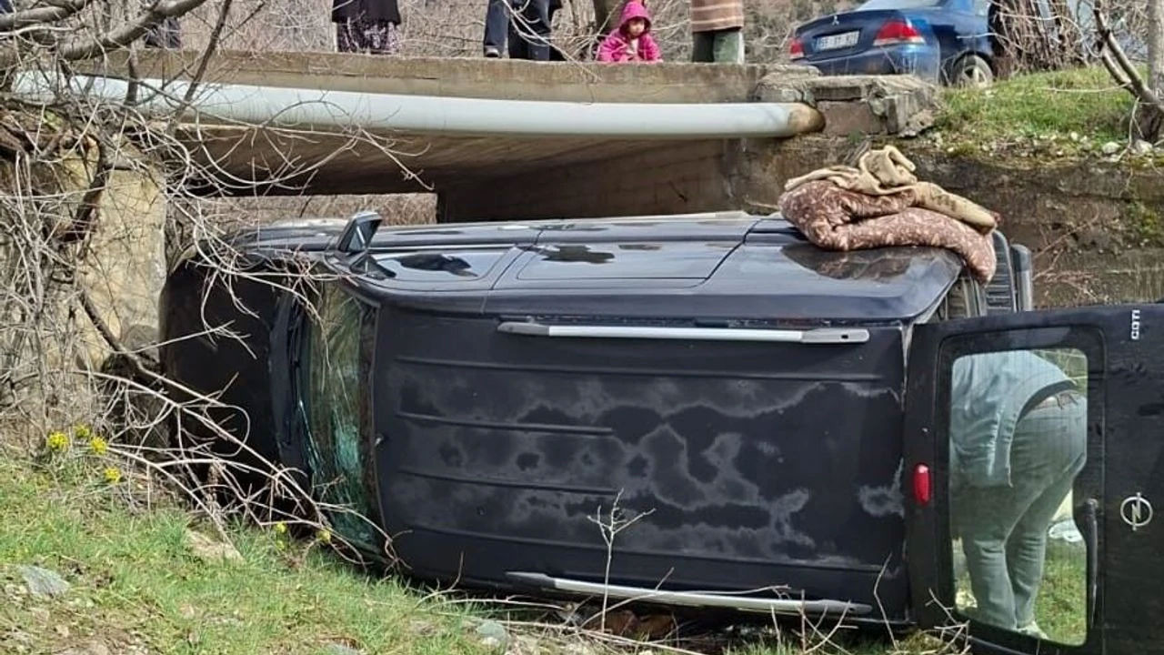 Amasya’da kamyonet menfeze devrildi
