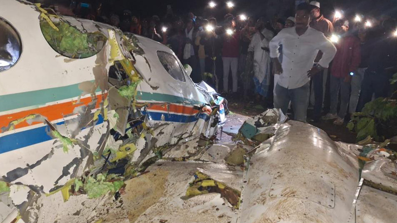 Hindistan’da ambulans uçak düştü