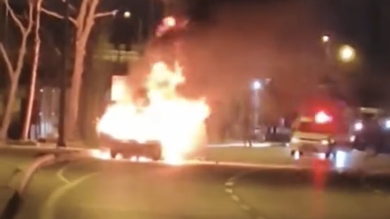 Kartal'da seyir halindeki otomobil alev alev yandı