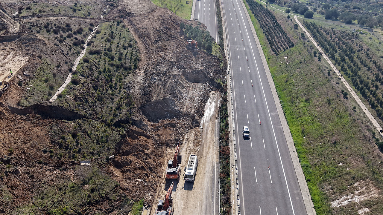 Manisa'daki otoyolda heyelan mesaisi sürüyor
