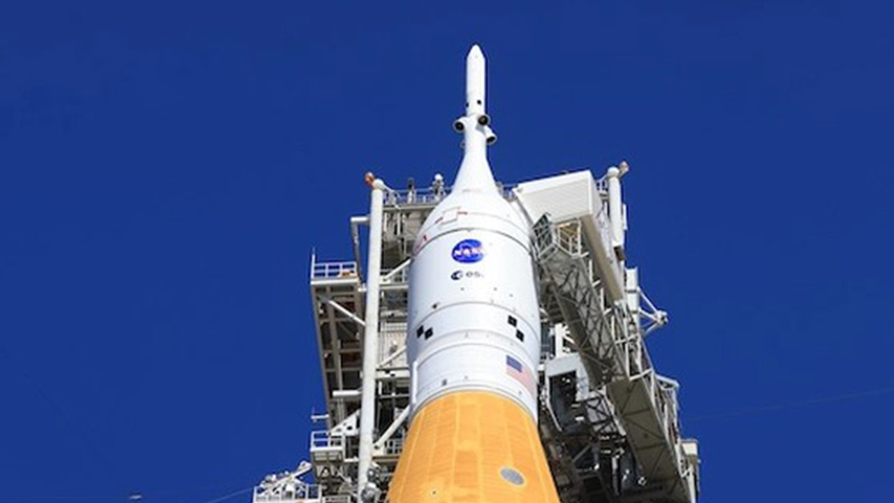 NASA'nın Artemis II fırlatışına helyum engeli: Dev roket hangara geri çekiliyor