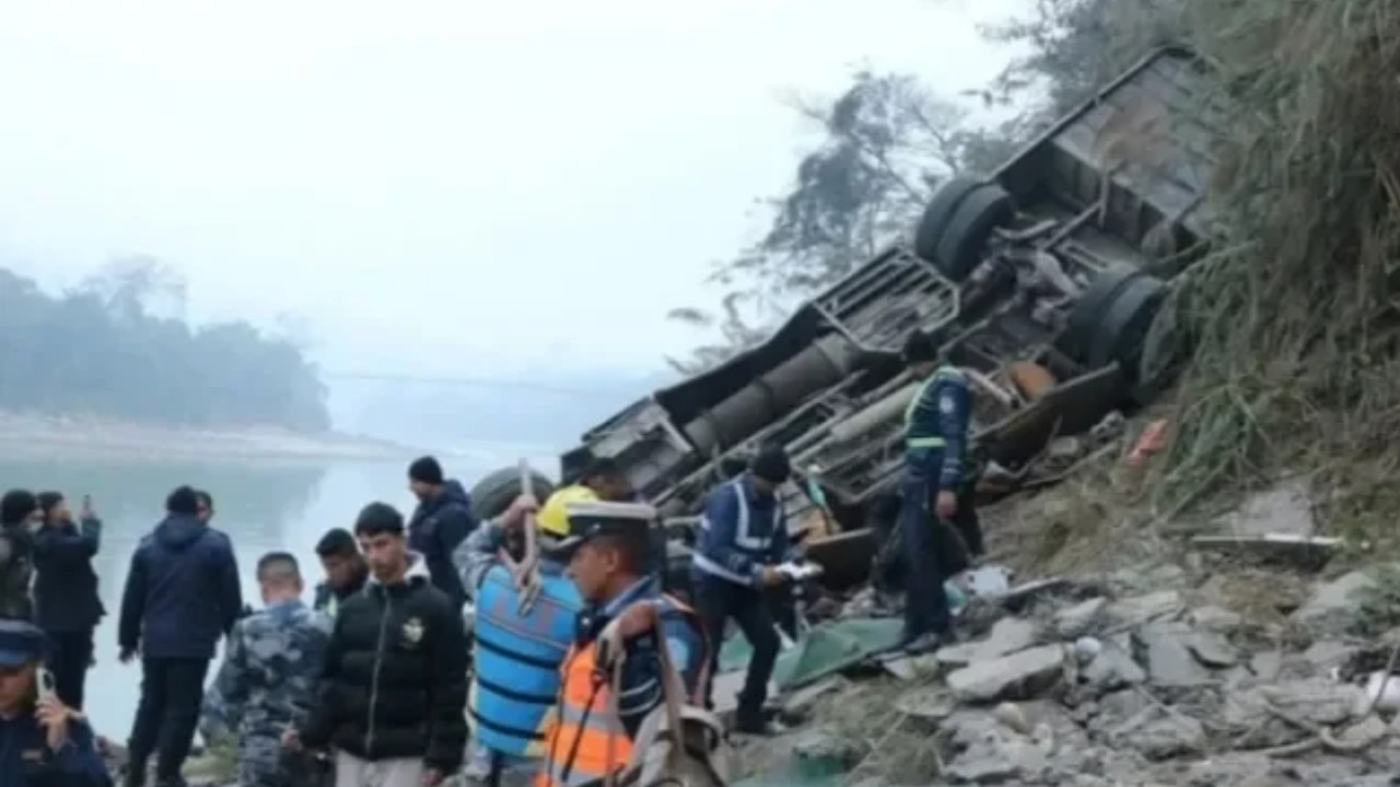 Nepal'de yolcu otobüsü düştü: Çok sayıda ölü ve yaralı var