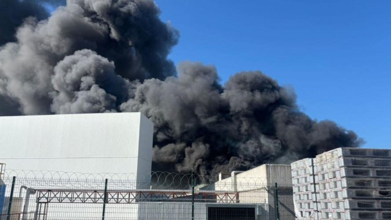 Oyuncak ve şekerleme fabrikasında yangın