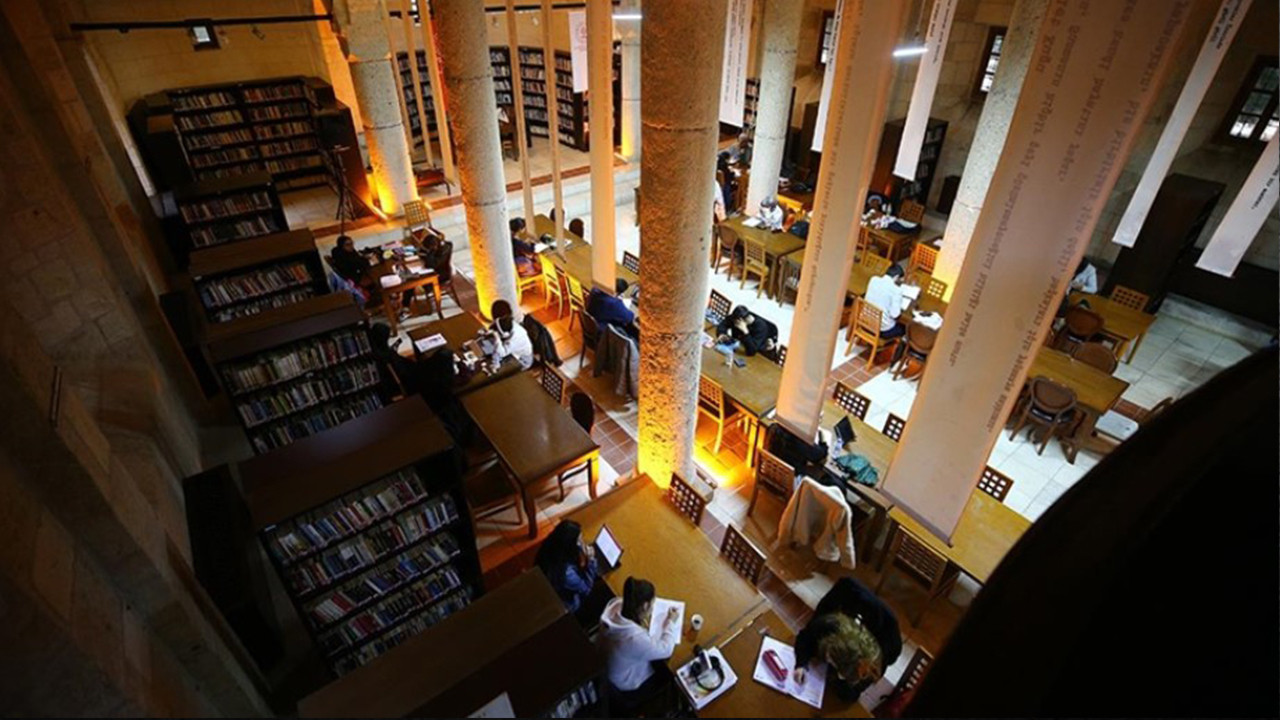 Adana’da tarihi kiliseye taşınan il halk kütüphanesi 65 bin ziyaretçiyi ağırladı