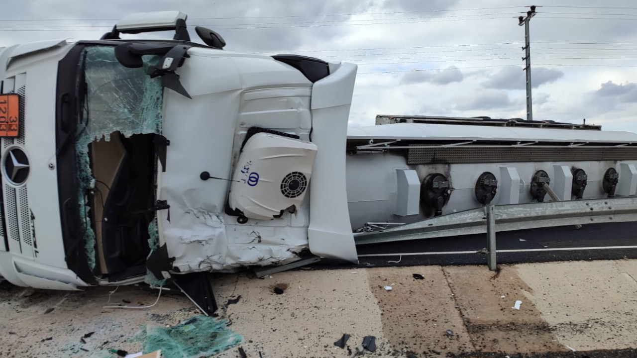 Akaryakıt yüklü tanker devrildi: 1 yaralı