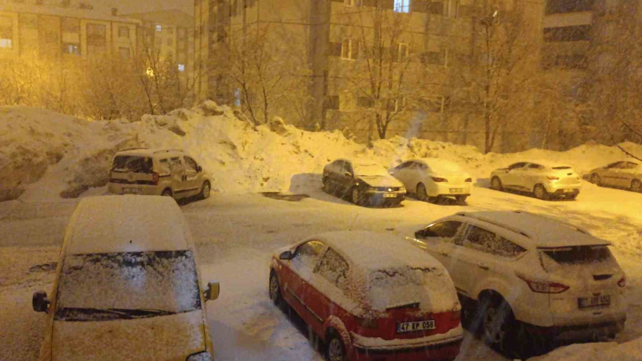 Bitlis’te gece yarısı kar yağışı etkisini arttırdı