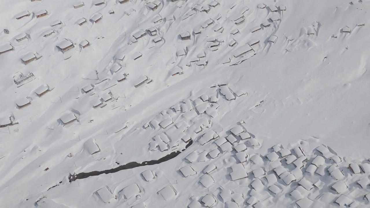 Evler beyaz örtüde kayboldu: Rize'de kar 3 metreyi geçti