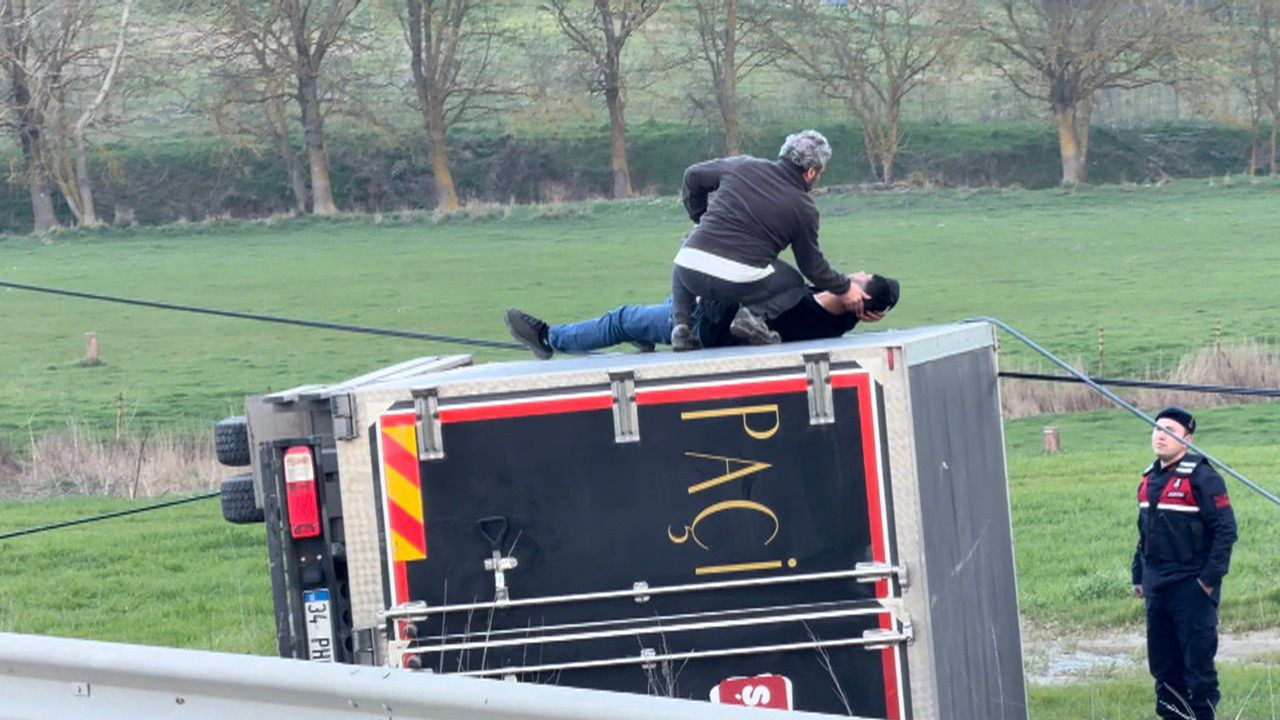 Kazayı gören jandarma seferber oldu: Arnavutköy'de kamyonet tarlaya uçtu