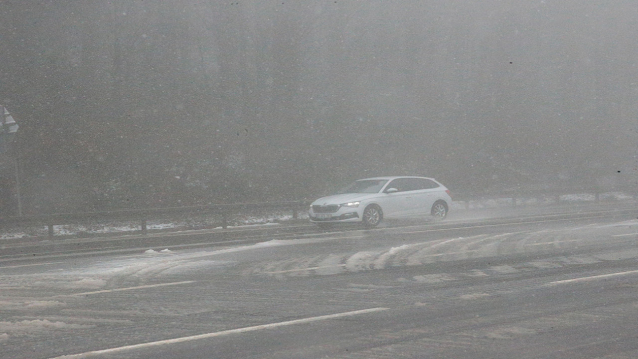 Bolu Dağı beyaza büründü: D-100'de kar alarmı: Ekipler gece gündüz çalışıyor...