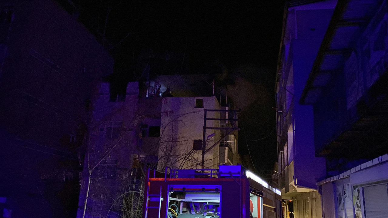 Evinde çıkan yangını söndürmek isterken yaralandı