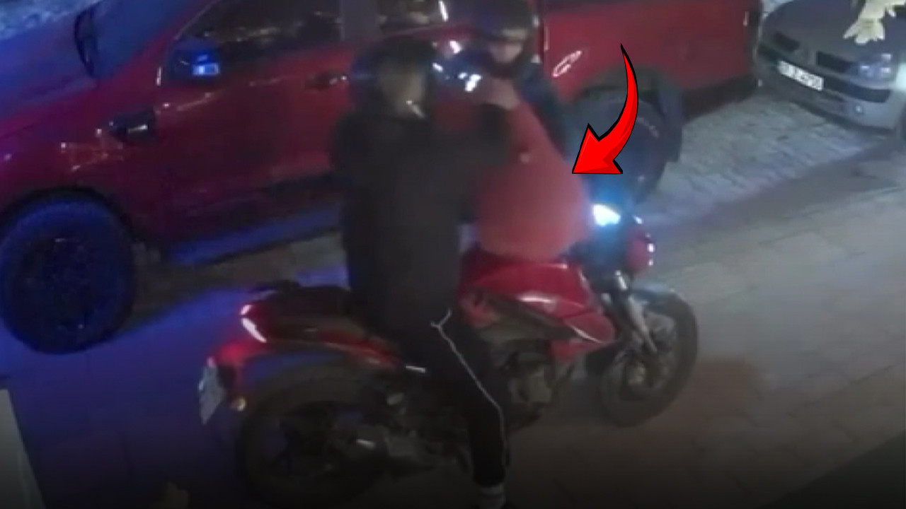 Kasklı "romantik" hırsızlar iş başında: Pelüş ayıyı söküp götürdüler