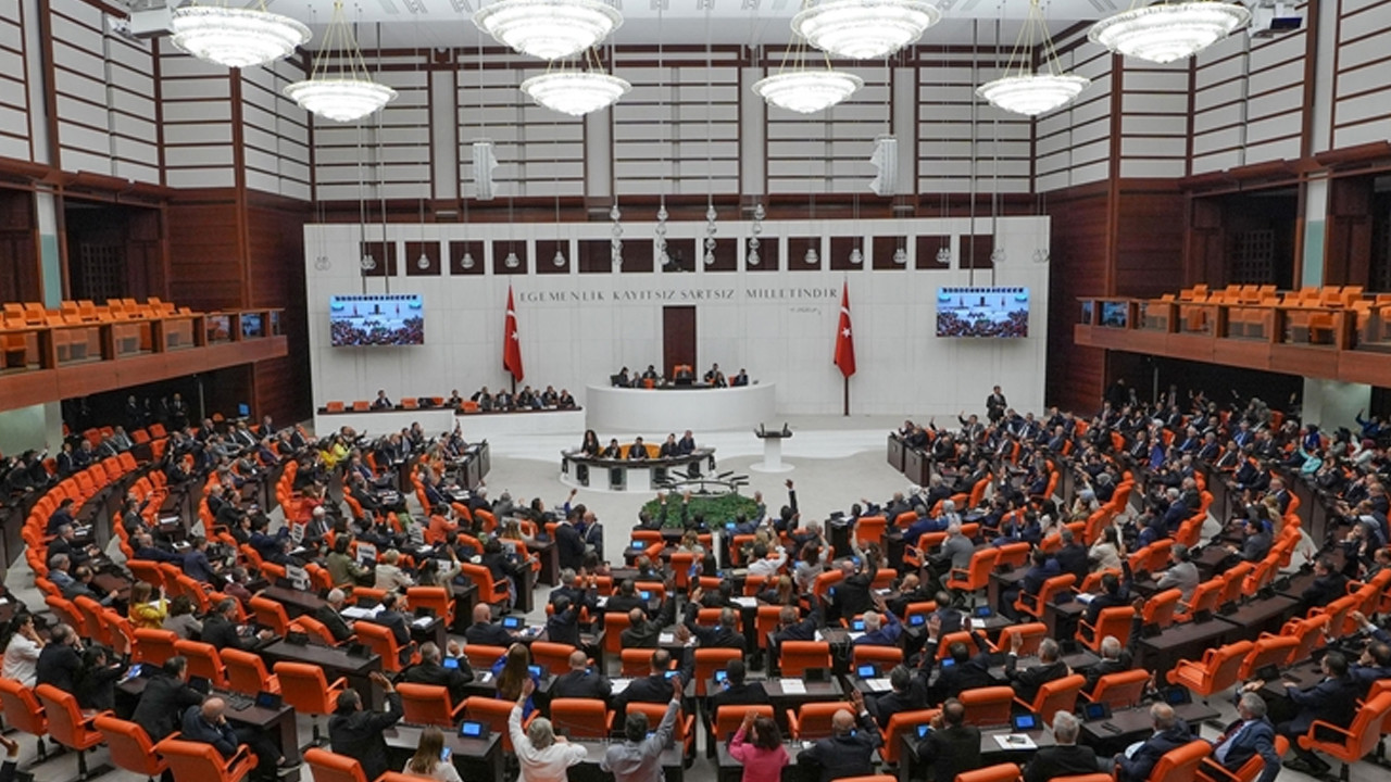 Meclis'te fişleme ve laiklik tartışması gerilimi tırmandırdı