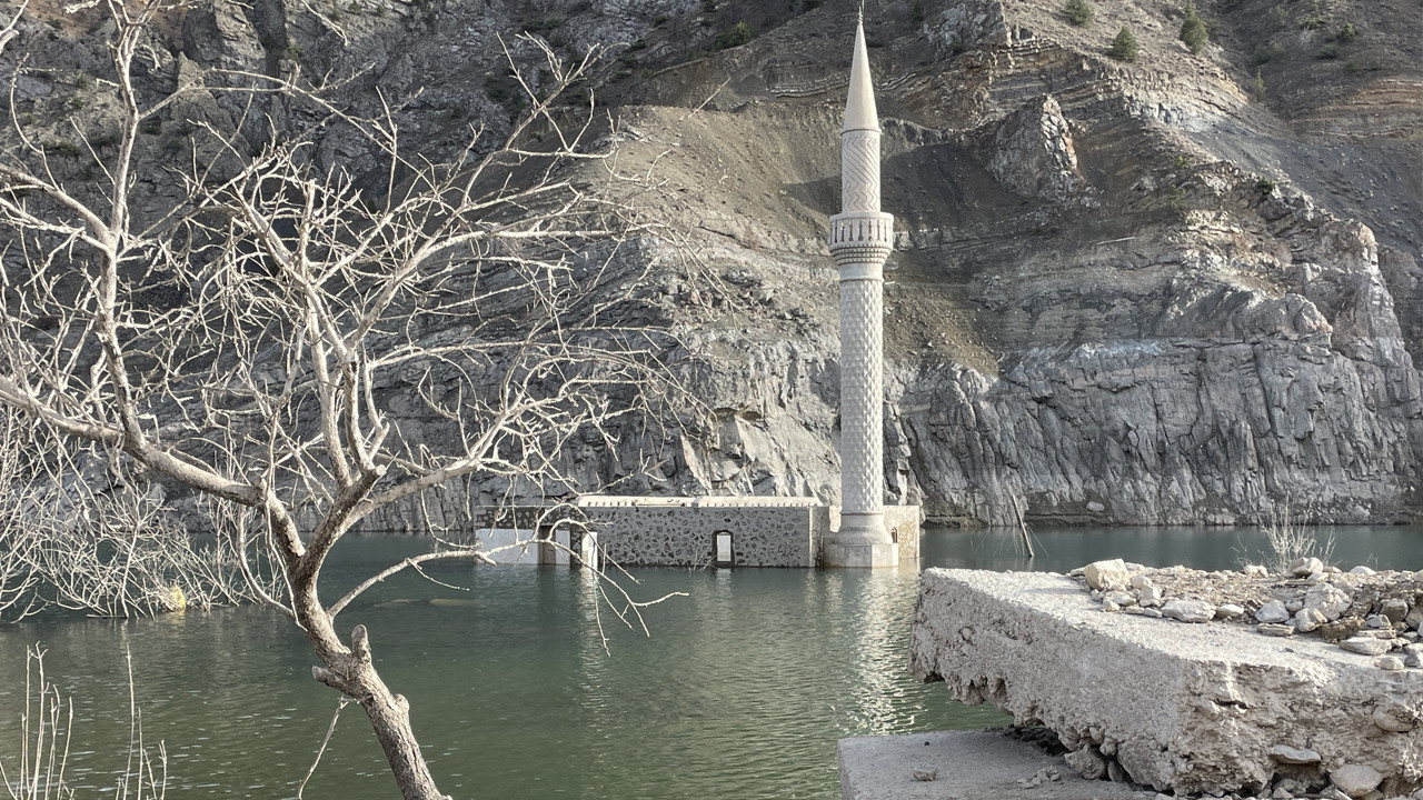 Sular çekildi köy gün yüzüne çıktı: Yusufeli Barajı’nda şaşırtan görüntü