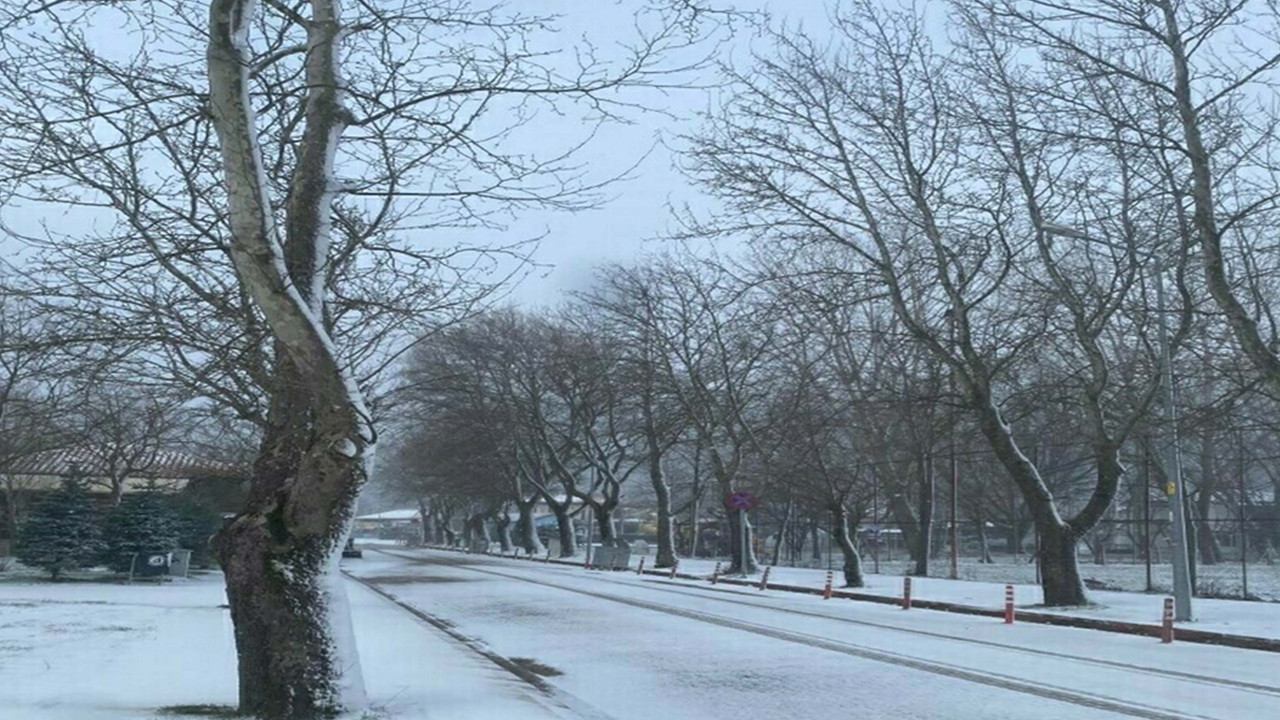 Ege’de kış masalı: İzmir’e kar sürprizi