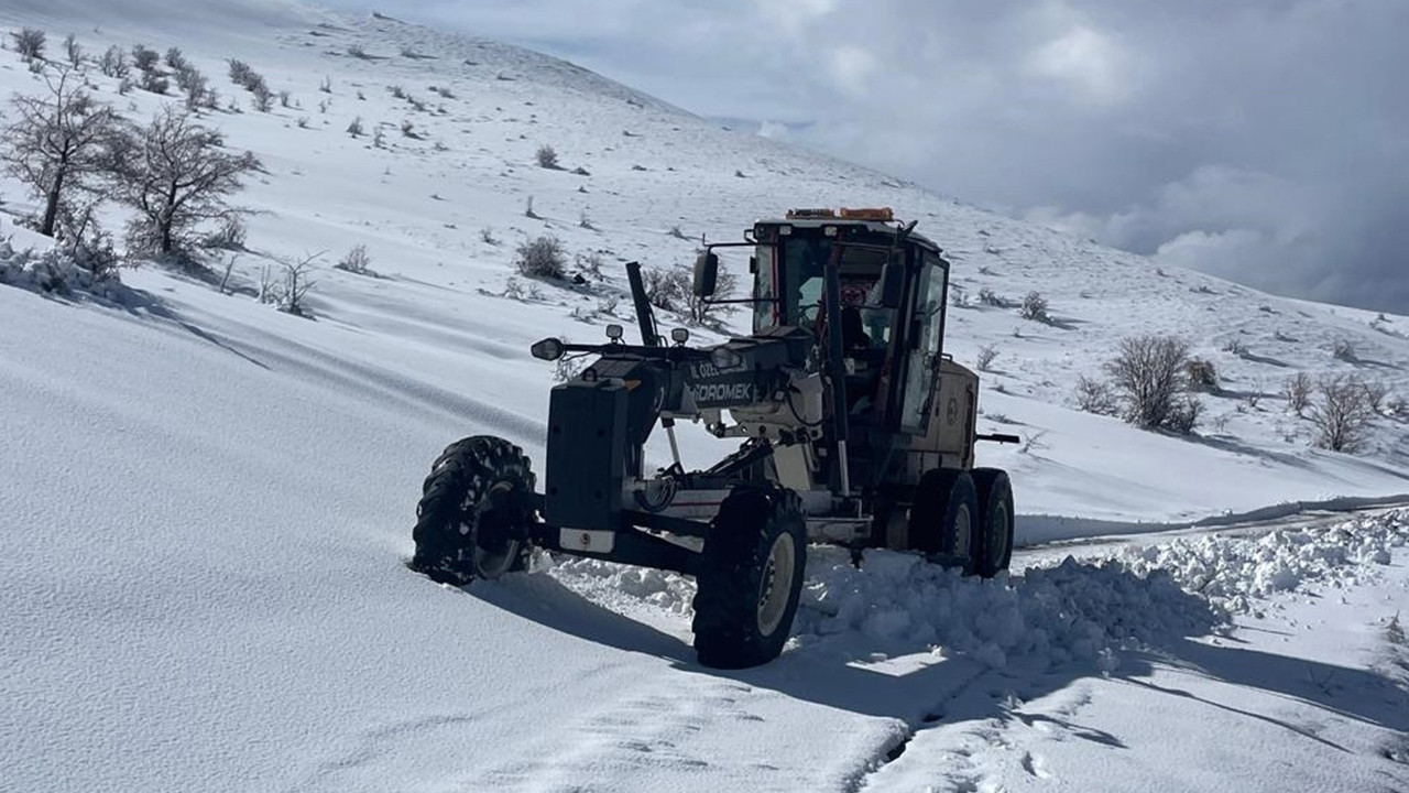 Elazığ’da kar mesaisi: 39 köy yolu ulaşıma açıldı