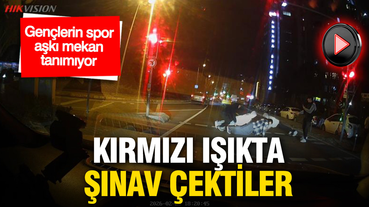 Gençlerin spor aşkı mekan tanımıyor: Kırmızı ışıkta yola atlayıp şınav çektiler