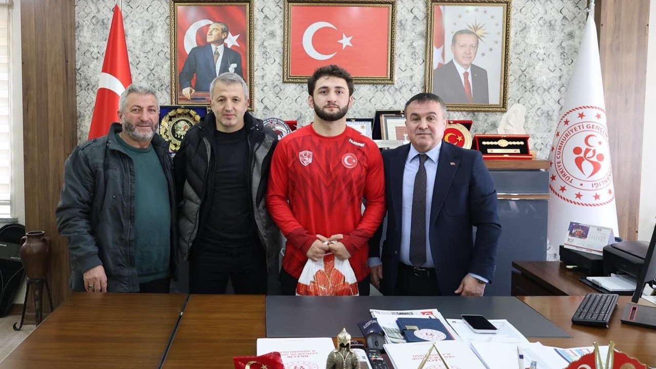 Türkiye Şampiyonu güreşçi Müdür Demir'i ziyaret etti